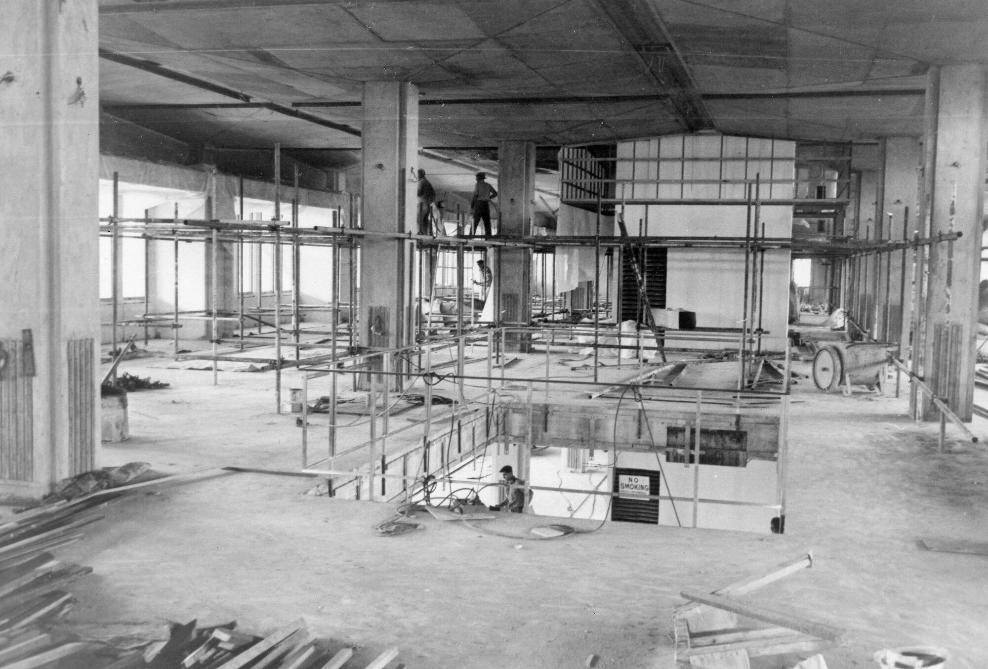 562P - New Library interior - spraying vermiculite - 24 October 1963