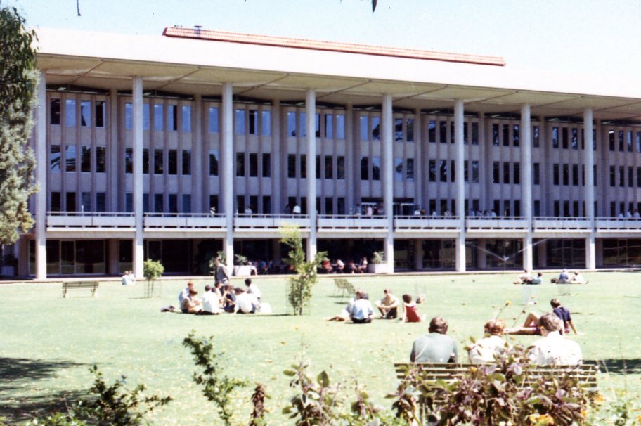 2559P - Reid Library - View from across lawn - Students on grass