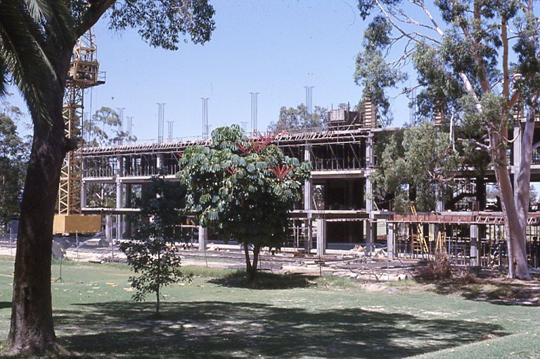 3689P - North elevation of Reid Library during construction