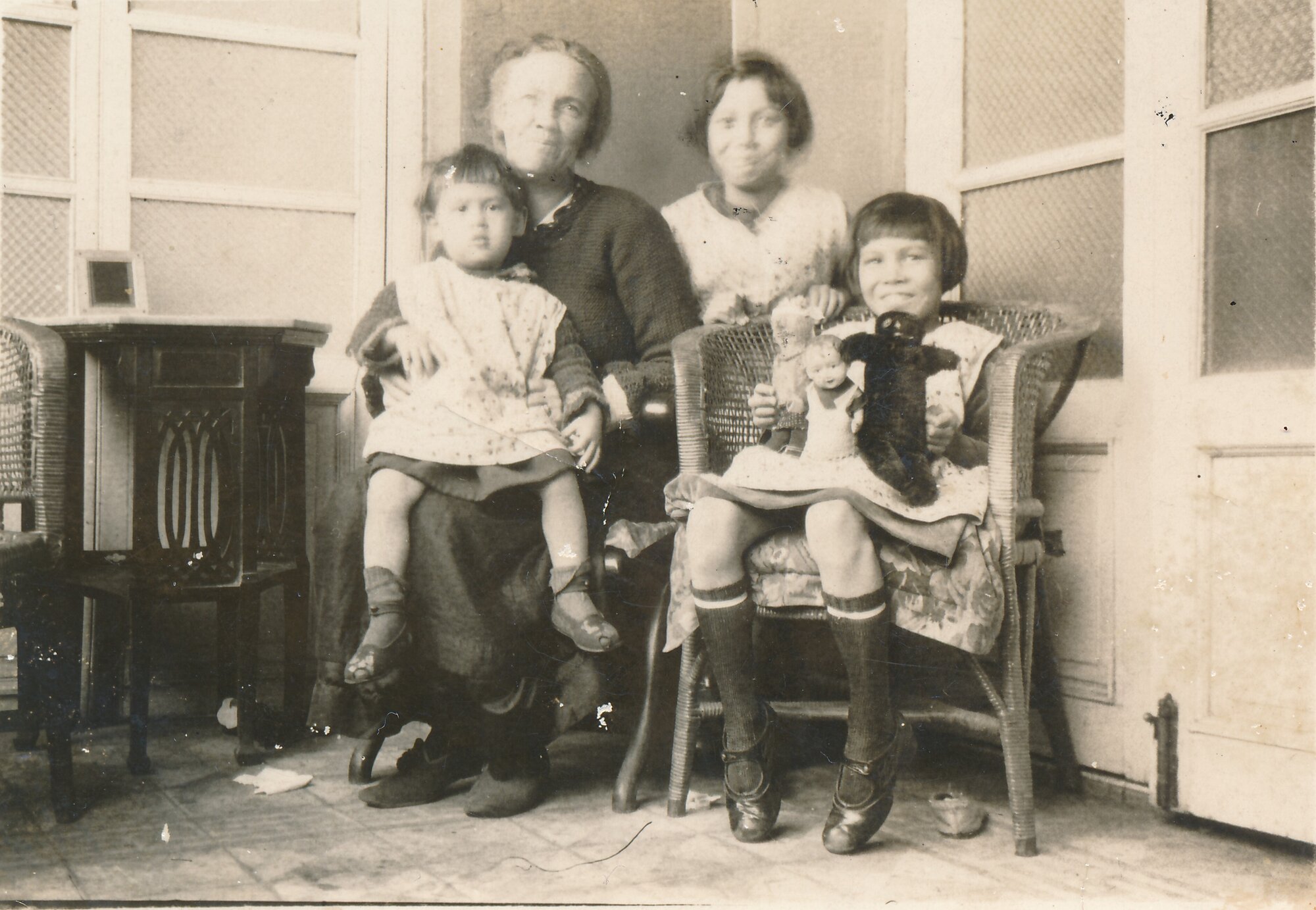 Sheila, Mabel, Mavis and Edna Ming, c.1924