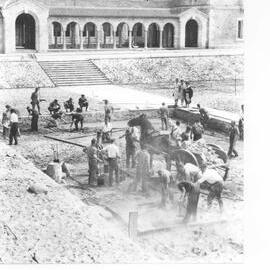 4294P - Students digging the reflection pond in front of Winthrop Hall