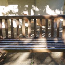 62709P - UWA Benches Project - RHYS HEARN : DR CATHERINE RHYS HEARN (7 MARCH 1939 - 23 JUNE 1997) I GOFIO AM Y PETHAU ANGOFIEDIG  TO REMEMBER THE UNFOGETTABLE THINGS - Clifton Street Building - Close Up