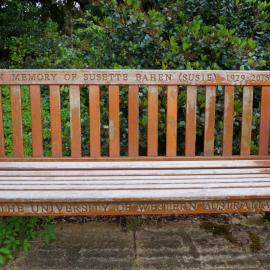 62786P - UWA Benches Project - BAHEN : IN MEMORY OF SUSETTE BAHEN (SUSIE) 1929 - 2015 - Tropical Grove, Great Court South - Close Up