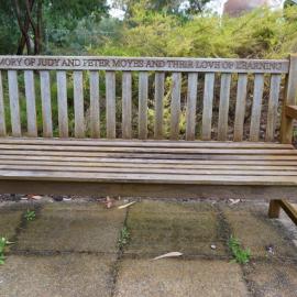 62789P - UWA Benches Project - MOYES : IN MEMORY OF JUDY AND PETER MOYES AND THEIR LOVE OF LEARNING - Riley Oval - Close Up