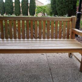 62791P - UWA Benches Project - PARKER : IN MEMORY OF DOROTHY PARKER 1929-2019 AND PROFESSOR C. A. (LEX) PARKER 1916-2001 WHO MET, STUDIED AND TAUGHT AT THE UNIVERSITY OF WA - Saw Promenade, Hackett Hall - Close Up