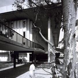 2529P - View of Arts bridge to Reid Library - Gum Tree - Students