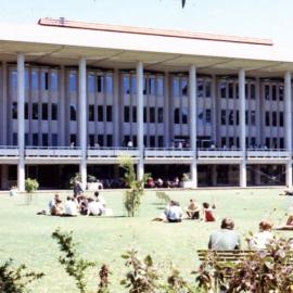 2559P - Reid Library - View from across lawn - Students on grass