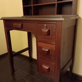 J. W. Wing Desk - photo #1