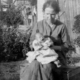 Mabel and Sheila Ming, c.1922