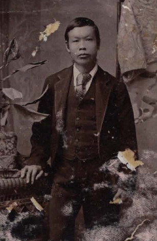 Gang Ming, pictured around the age of 32 on his certificate to return to the colony (source: State Records Office, S675, Cons 527, 1900/0035).