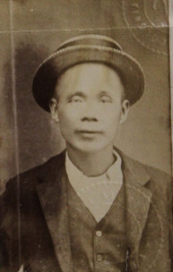 Lee Chung, pictured around the age of 42, on his certificate to return to the colony (source: State Records Office, S675, Cons 527, 1900/1697).