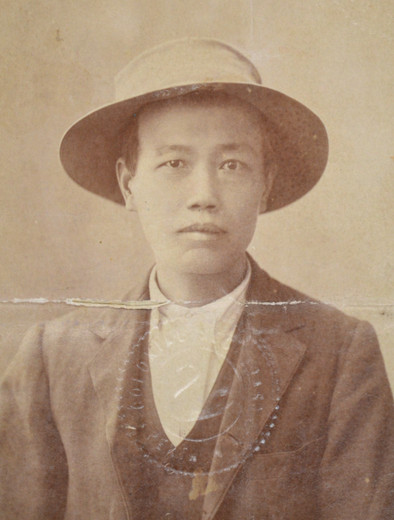 Coon Chow, pictured around the age of 30 on his certificate to return to the colony (source: State Records Office, S675, Cons 527, 1900/0592).