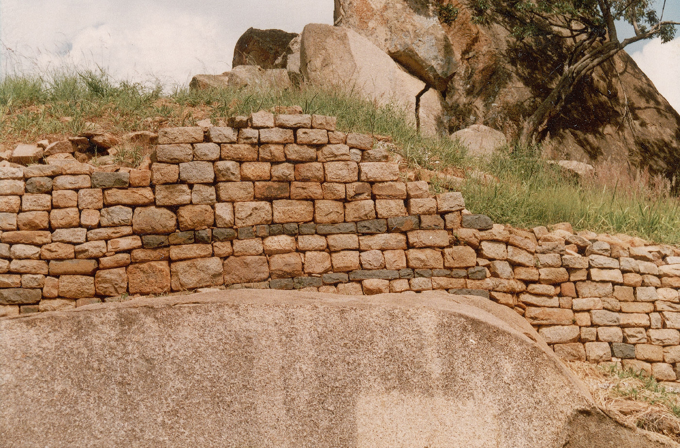 Walling at Khami Ruins photographed by Benjamin Smith in December 1987.