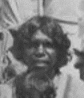 Ah Kim Lily photographed with Ah Kim and her children, at their farm at Mugg's Lagoon in 1918. Source: Kimberley Historical Society archive.