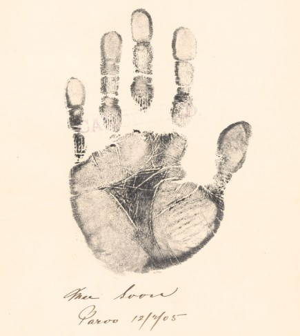 Handprint of Mee Soon taken in 1905 as part of his CoD paperwork, no photos included in file (source: NAA: K1145, 1903/7)