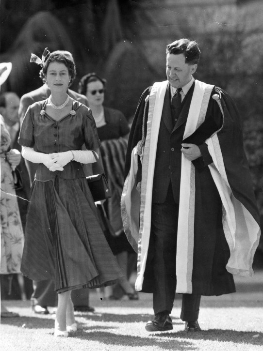2125P - Queen Elizabeth II and Chancellor E Gillett during royal tour - 29 March 1954 - Walking on lawn - Cropped from 2191P