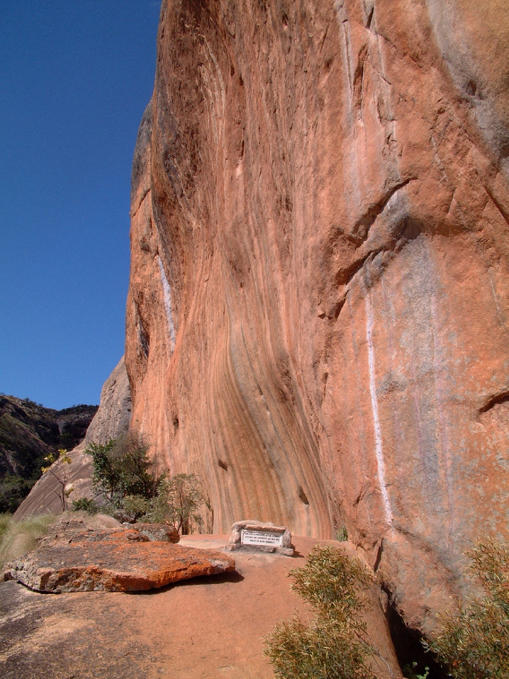 Main painted cliff-face panel (photograph by Rob Burrett 2005)