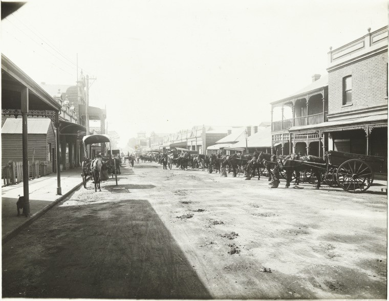Carts outside the James St Markets, 1914 (source: State Library, BA1271/487).