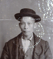 Ah Loo pictured on his Certificate to return to the colony in 1901 (source: State Records Office, S675, Cons 752, 1901/0052).